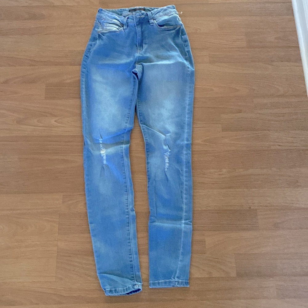 Lightly worn cute skinny jean. Hood Condition